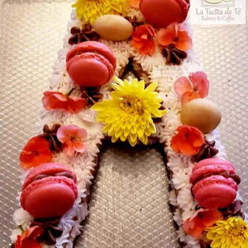 Pastel galleta gigante con flores y macarons