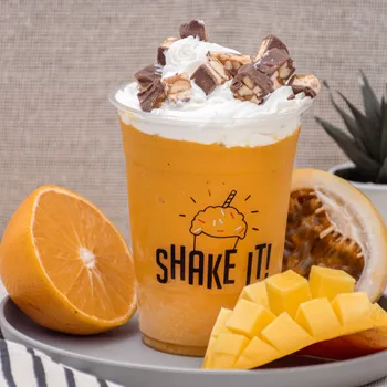 Shake de mango, naranja y maracuyá con trozos de snickers