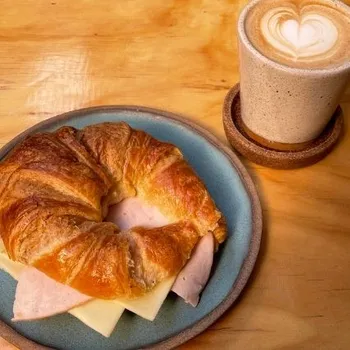 Croissant Jamón Queso más Café O Té